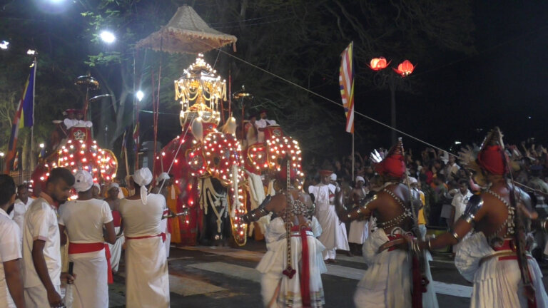 හෙට දවසේ දළදා වදින්න ලක්ෂ 04ක් දැන්ම ඉදන් පෝලිමේ