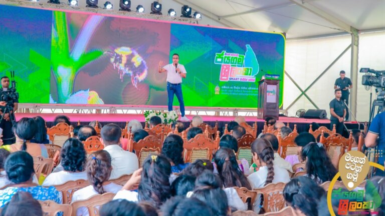 “තරුණයින් බම්බල් බී වගේ හිතුවොත් ආණ්ඩුව හෝ දේශපාලඥයකු රස්සාවක් දෙනකම් බලාඉන්න ඕන නෑ”