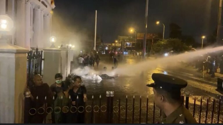 මරදානේ සත්යග්රහයකට පොලිස් ජල ප්රහාර මරදානේ සත්යග්රහයකට පොලිස් ජල ප්රහාර
