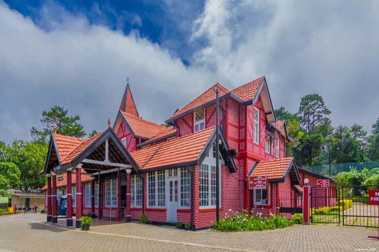 නුවරඑළිය තැපැල් කන්තෝරුව රකින්න තැපැල් සේවකයෝ විරෝධතාවක