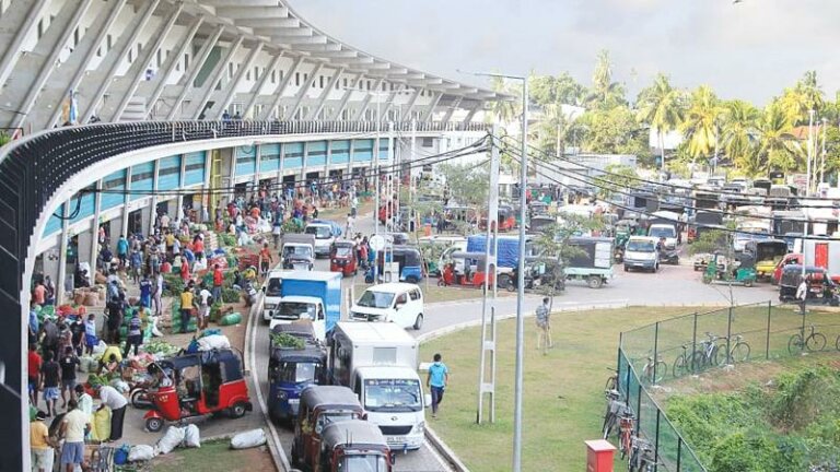 පෑලියගොඩ මැනිං මාකට් හෙට වරුවක් අරී