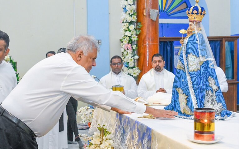 මරඳමඩු මාතාව ඉදිරියේ ජනපති සඵත කළ දේ… මරඳමඩු මාතාව ඉදිරියේ ජනපති සඵත කළ දේ…