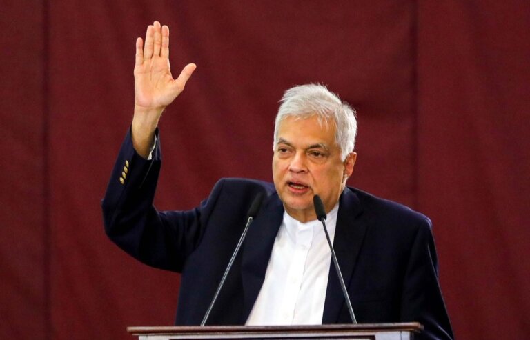 “වරද කාගෙවුණත් අපේ වැඩේ කළා.. ලබන මාසේ ඉඳන් රට බංකොළොත් නෑ” “වරද කාගෙවුණත් අපේ වැඩේ කළා.. ලබන මාසේ ඉඳන් රට බංකොළොත් නෑ”