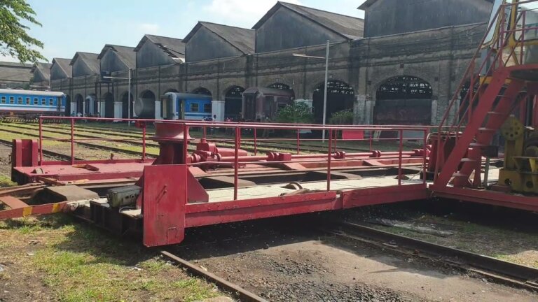 රත්මලාන දුම්රිය අංගනයේ ගොඩගසා තිබූ නඩු භාණ්ඩ තොගයක් උස්සලා රත්මලාන දුම්රිය අංගනයේ ගොඩගසා තිබූ නඩු භාණ්ඩ තොගයක් උස්සලා