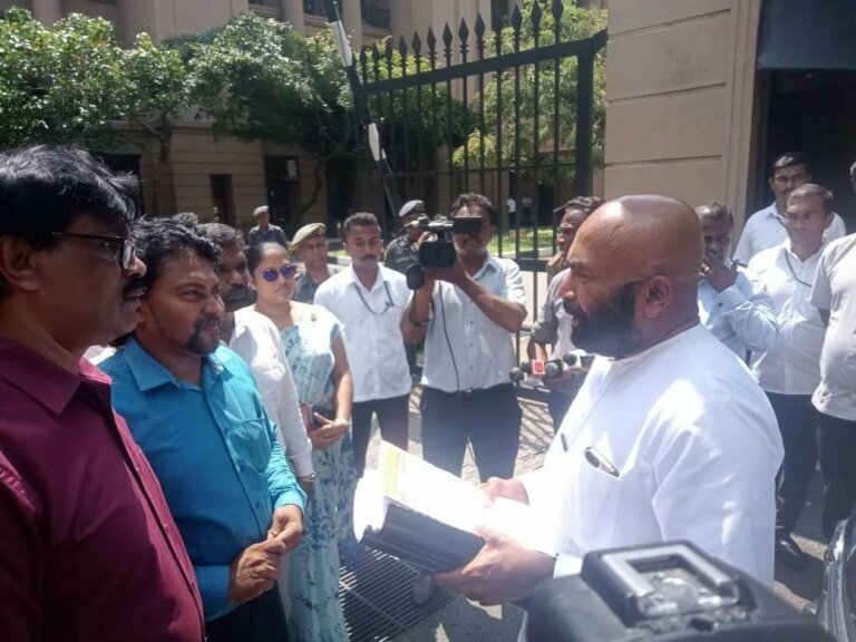 විසිදාහේ වැටුප් වැඩිවීම ඉල්ලා රාජ්‍ය සේවකයන්ගේ අත්සන් ලක්ෂයක්