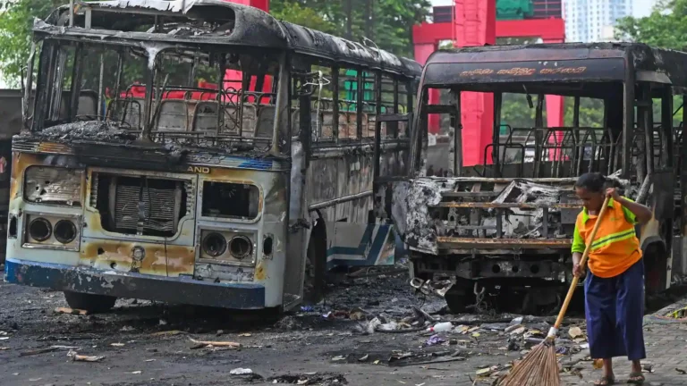 කළහකාරීන් ගිනි තැබූ බස්රථ ගැනත් පරීක්ෂණයක් ඉල්ලයි