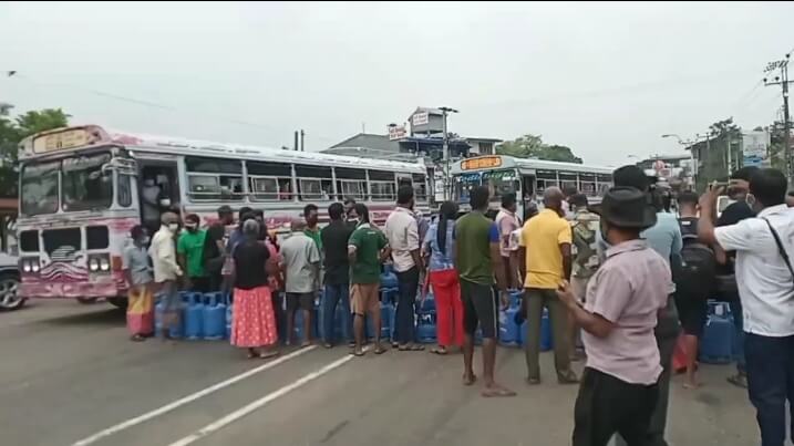 ගෑස් නැතැයි කියා ජනතාව ටැංකි මහා පාරේ තබා ගෙන විරෝධයක ගෑස් නැතැයි කියා ජනතාව ටැංකි මහා පාරේ තබා ගෙන විරෝධයක