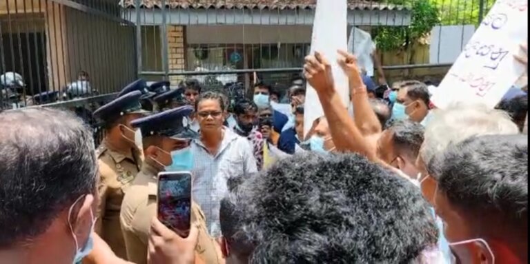 මුහුදු නොගිහින් ධීවරයෝ අමාත්යාංශයට කඩාවදිති මුහුදු නොගිහින් ධීවරයෝ අමාත්යාංශයට කඩාවදිති