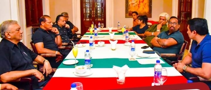 ආණ්ඩු – විපක්ෂ මැතිඇමතිවරු පිරිසක් එකම තැනකට ඇවිත් කරන්න හදපු දේ..