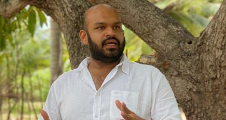 අතේ පත්තුවුනු දෙමළ සංධාන මන්ත්රීගේ සුදුවෑන් කතාව අතේ පත්තුවුනු දෙමළ සංධාන මන්ත්රීගේ සුදුවෑන් කතාව