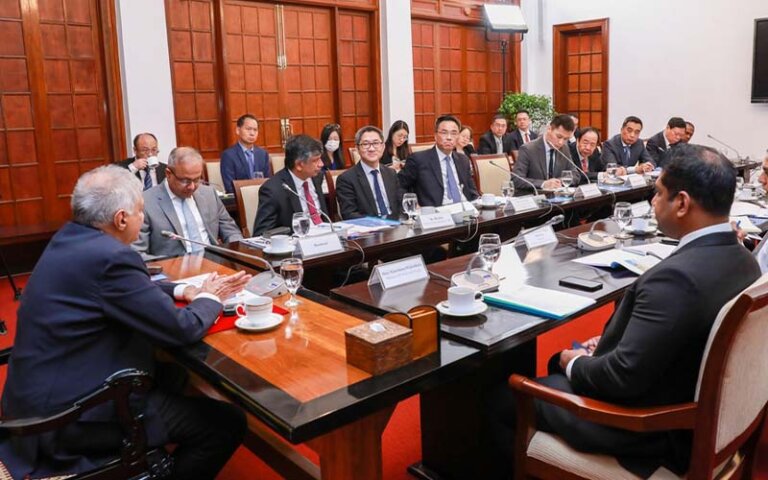 මෙරට ඉන්ධන බෙදාහැරීම පුළුල් කිරීමට ජනපති සැරසෙයි මෙරට ඉන්ධන බෙදාහැරීම පුළුල් කිරීමට ජනපති සැරසෙයි