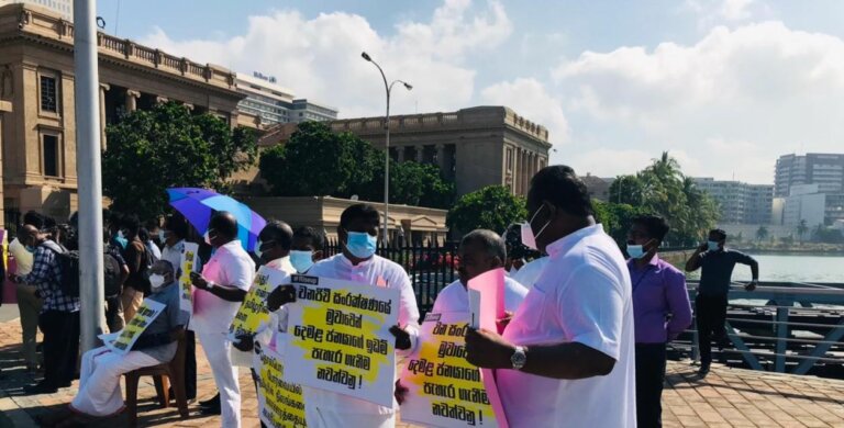 අගමැතිව මඟහැර නොකියාම ජනපති කාර්යාලයට ගිය TNA මන්ත්රීලා කුමන්ත්රණයක! අගමැතිව මඟහැර නොකියාම ජනපති කාර්යාලයට ගිය TNA මන්ත්රීලා කුමන්ත්රණයක!