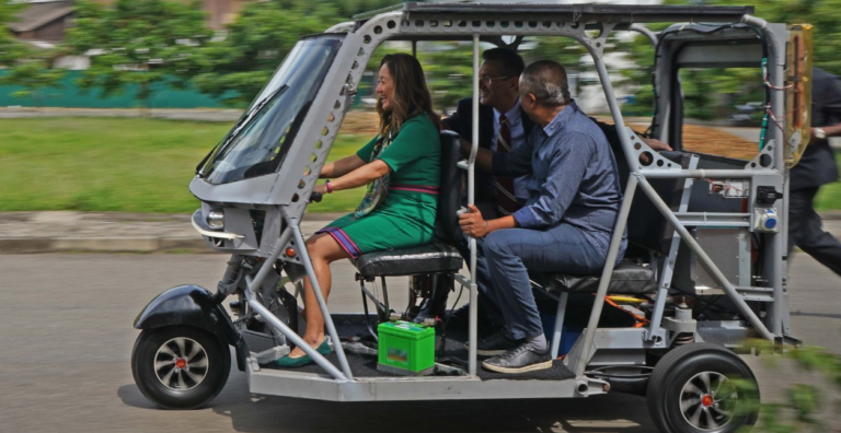 අමෙරිකානු තානාපතිනිය ත්‍රීවිලරයෙන් යයි