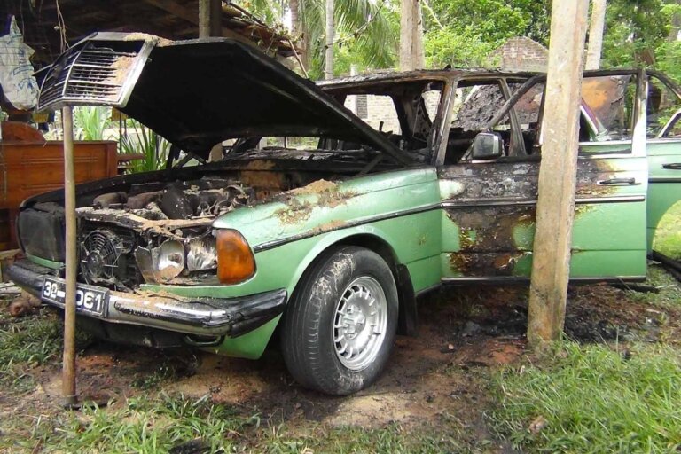 නිවස‍ේ නවතා තිබූ වාහන ගිනි තබා ගිහින්