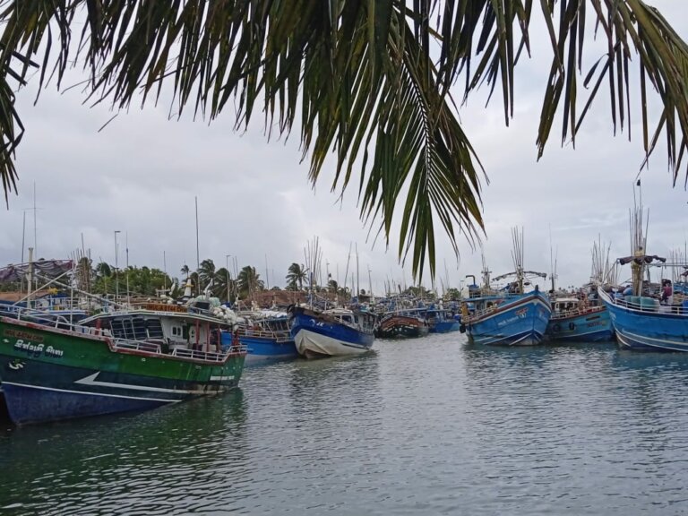 මුහුදු යන්න තෙල් නෑ – බෝට්ටු වරායේ – නොගියත් ගෙවන්න වෙලා