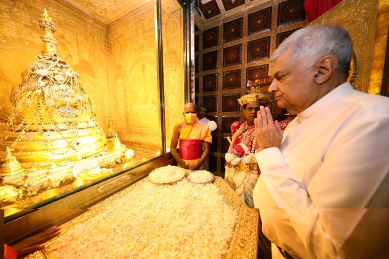 ජනපති දළදා වහන්සේ වැඳපුදා ගනී ජනපති දළදා වහන්සේ වැඳපුදා ගනී