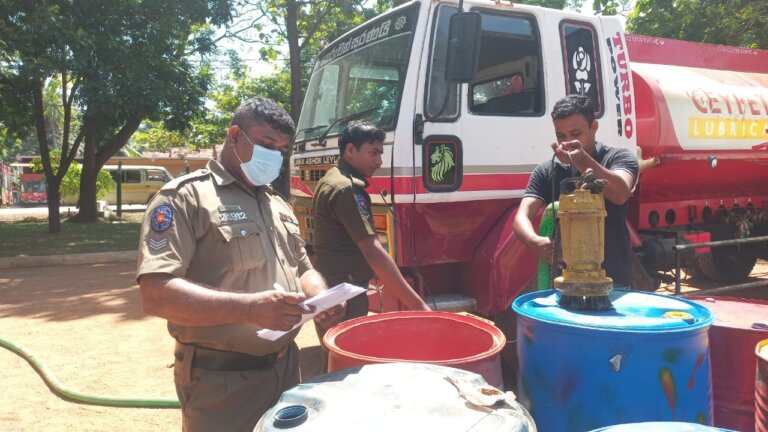පෙට්‍රල් ලීටර් 13,000ක් සමඟ ජාවාරම්කරුවන් 7ක් අත්අඩංගුවට