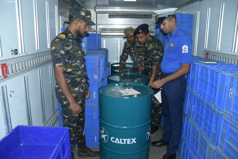 මාලු ලොරියකින් ඉන්ධන ජාවාරම් කළ 5ක් තෙල් තොගයක් සමඟම දැලේ