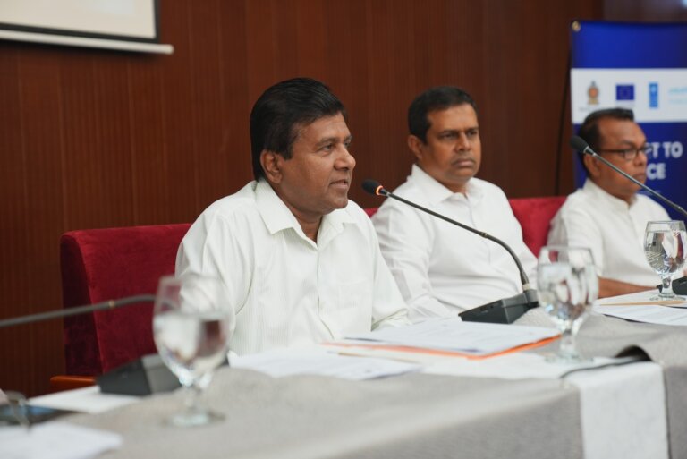 “රාජ්ය සේවය පුළුල් වෙලා. ආර්ථිකය හැකිලිලා. අපිට කොහේහරි වැරදිලා” “රාජ්ය සේවය පුළුල් වෙලා. ආර්ථිකය හැකිලිලා. අපිට කොහේහරි වැරදිලා”