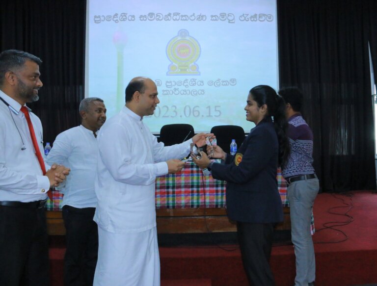 ලෝකයේ දෙවෙනියා වූ ජාතික කැරම් ශූරිය, කොළඹ උපන් ගමේදී අගයයි