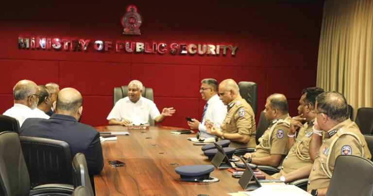 පොලිස් බලතල ඉල්ලන්නේ ඇයි? -රජය TNA පක්ෂයෙන් විමසයි පොලිස් බලතල ඉල්ලන්නේ ඇයි? -රජය TNA පක්ෂයෙන් විමසයි