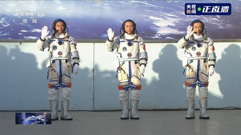 චීනයේ ශෙන්චෞ-17 අභ්යාවකාශ යානය උඩුගුවනට චීනයේ ශෙන්චෞ-17 අභ්යාවකාශ යානය උඩුගුවනට