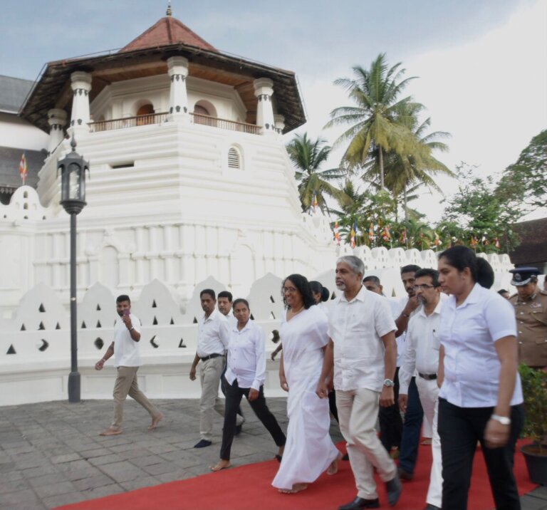 අගමැතිනිය මහනුවර ශ්රී දළදා මාළිගාවට අගමැතිනිය මහනුවර ශ්රී දළදා මාළිගාවට