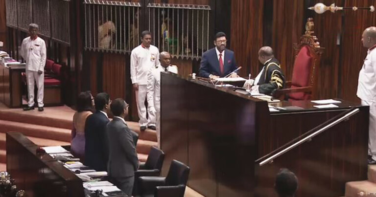 අලුත් මන්ත්‍රීවරයෙක් පාර්ලිමේන්තුවේ දිවුරයි