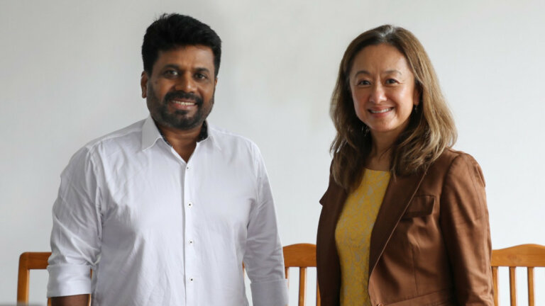 අමෙරිකානු තානාපතිනිය අනුර හමුවෙන්න ගිහින් අමෙරිකානු තානාපතිනිය අනුර හමුවෙන්න ගිහින්