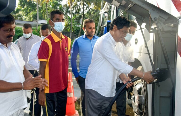 ඇමති බන්දුල බස්වලට තෙල් ගහයි ඇමති බන්දුල බස්වලට තෙල් ගහයි
