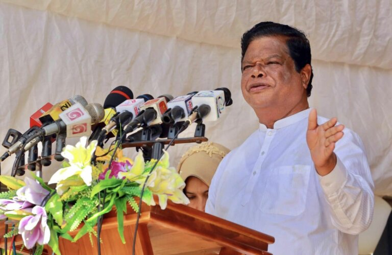 “මේ වැඩපිළිවෙළ එපා කියන කවුරු බලය ගත්තත් ආණ්ඩුව දුවන්න පුළුවන් සති දෙකයි”