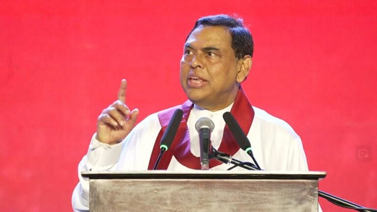 “අපිට ගල් ගහන්න එන්න එපා.. අපිත් බලාගන්නවා..” “අපිට ගල් ගහන්න එන්න එපා.. අපිත් බලාගන්නවා..”