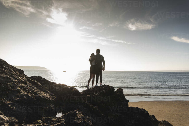 වෙරළේ ගල්පරයක සිටි යොවුන් පෙම් යුවලක් රැල්ලට ගසාගෙන ගිහින්