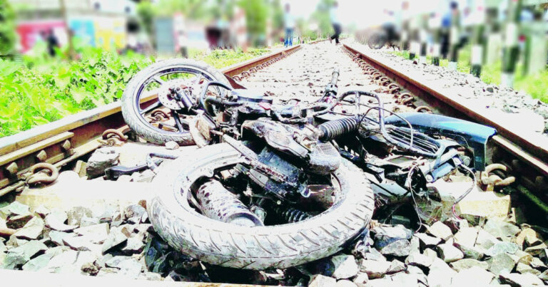 මීනගයා ප්රමාදකරමින් කෝච්ච් පාරේ යතුරු පැදියක් මීනගයා ප්රමාදකරමින් කෝච්ච් පාරේ යතුරු පැදියක්