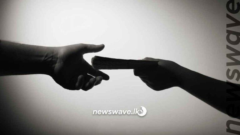 උත්සව පෙන්වා සල්ලි එකතු කරන පාසල්වල විදුහල්පතිවරුන්ට වැඩ වරදියි!