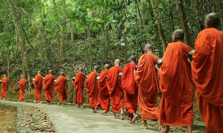 වෙසක් අසිරියේ සියක් නමක් වඩිනා පිණ්ඩපාත චාරිකාව වෙසක් අසිරියේ සියක් නමක් වඩිනා පිණ්ඩපාත චාරිකාව