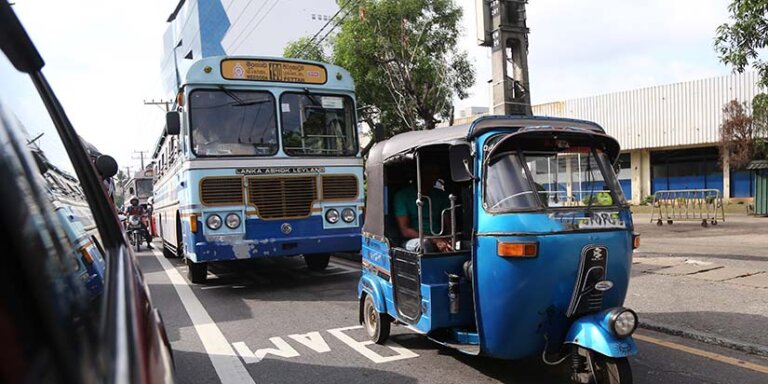 දින 140ට මාරක අනතුරු 953 ක් – දවසට 07 දෙනෙක් වාහන  වල හැප්පිලා මිය ගිහිං