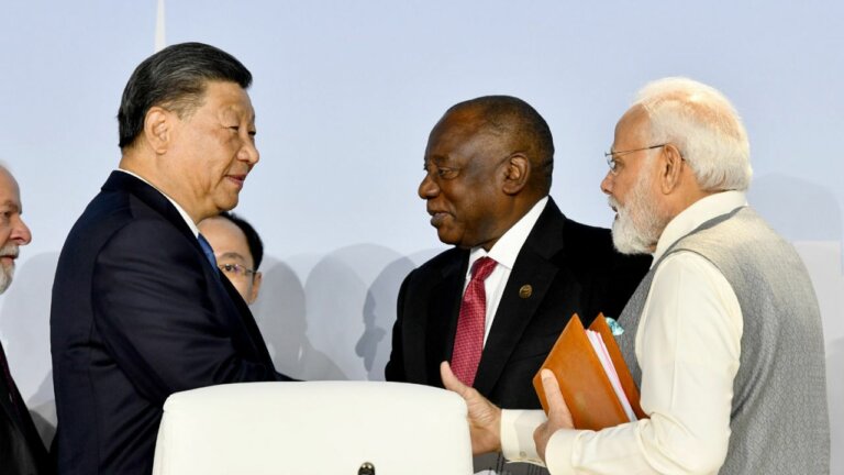 ඉන්දියාව සහ චීනය මිත්‍රත්වයේ දෑත් දිගුකරයි