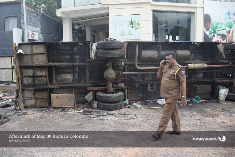 ප්රචණ්ඩකාරීන්ට වෙඩි තියන්න – රටපුරා පොලිසිවලට නියෝග ප්රචණ්ඩකාරීන්ට වෙඩි තියන්න – රටපුරා පොලිසිවලට නියෝග