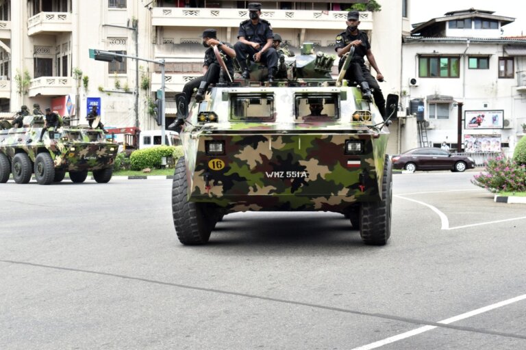 යුද හමුදාවේ සන්නද්ධ රථවලින් කොළඹ නගරයේ ක්ෂණික මාර්ග බාධක යුද හමුදාවේ සන්නද්ධ රථවලින් කොළඹ නගරයේ ක්ෂණික මාර්ග බාධක