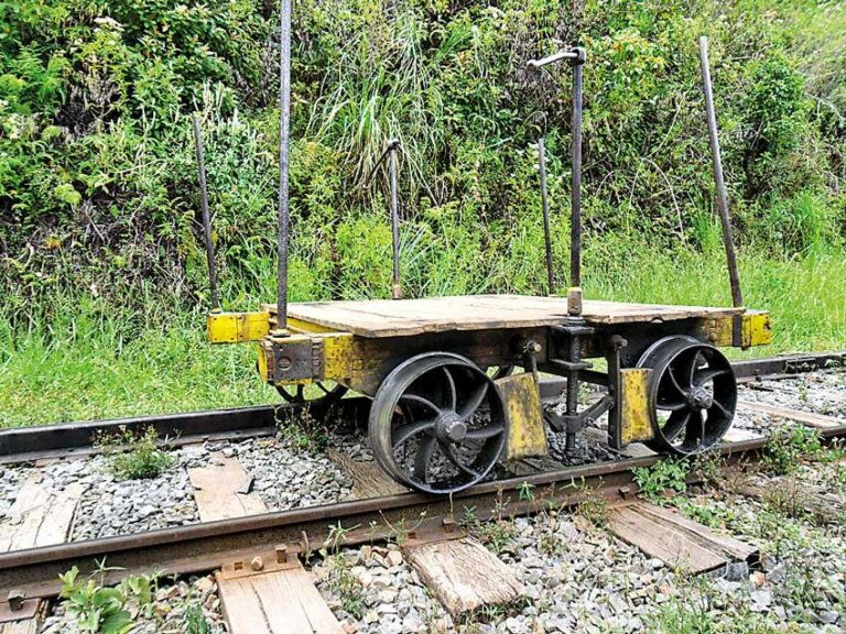 කෝච්චියක් ඩක්කුවක ගැටෙයි කෝච්චියක් ඩක්කුවක ගැටෙයි