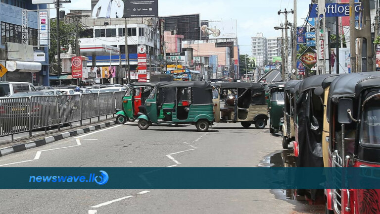 දෙහිවලදී පාර හරස් වෙයි