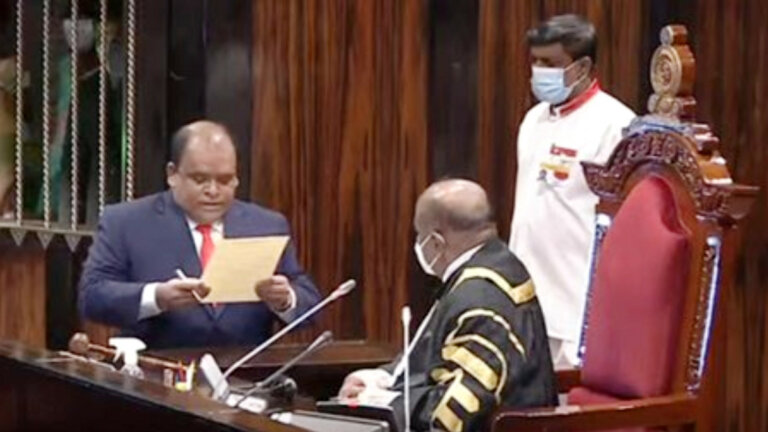 ව්‍යාපාරික ධම්මික පාර්ලිමේන්තු‍ මන්ත්‍රී ධුරයේ දිවුරයි