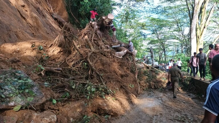 මාර්ගය අවහිර වූ දියගල තවදුරටත් නායයාමේ අවදානමක මාර්ගය අවහිර වූ දියගල තවදුරටත් නායයාමේ අවදානමක