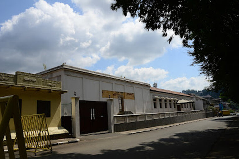ඇහැලේපොළ වලව්ව, දළදා මාළිගාවට පවරයි