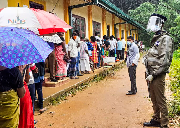 පක්ෂ ආධාරකරුවන්ගේ වාහනවලින් ඡන්ද පොළට යන්න එපා