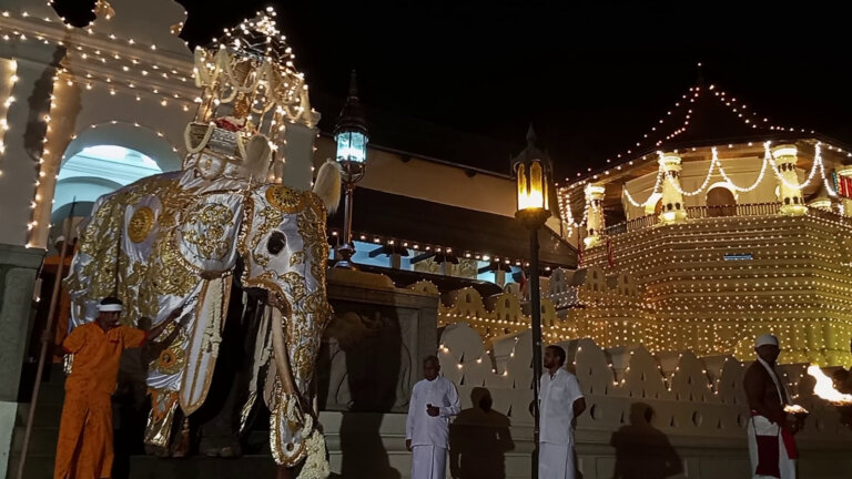 මහනුවර ඇසළ පෙරහැරේ තුන්වැනි කුඹල් පෙරහැර අද මහනුවර ඇසළ පෙරහැරේ තුන්වැනි කුඹල් පෙරහැර අද