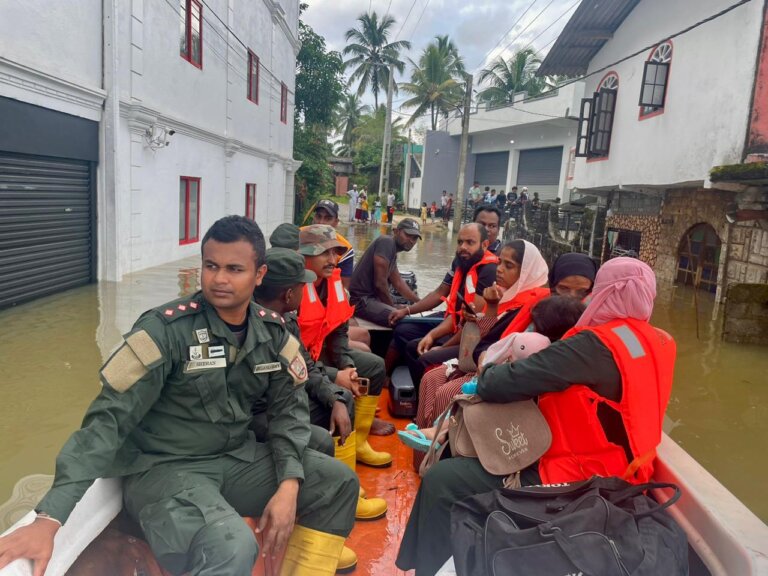 ගංවතුරෙ දිවි රකින්න හමුදාව පෙරට එයි