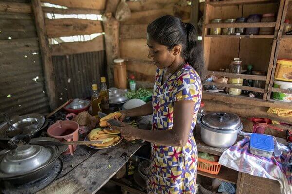 මෙරට ලක්ෂ 75කට හරියට කන්න නැති කතා බොරු -ජනපති කාර්යාලය මෙරට ලක්ෂ 75කට හරියට කන්න නැති කතා බොරු -ජනපති කාර්යාලය