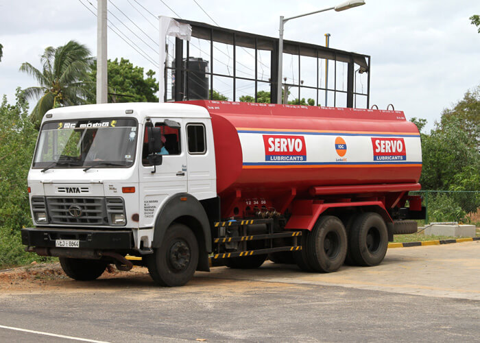 ඉන්ධන බවුසර් 100කටත් වැඩියෙන් අද බෙදලා ඉන්ධන බවුසර් 100කටත් වැඩියෙන් අද බෙදලා